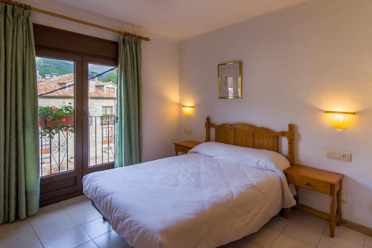 Hostal Cal Mestre Vilallonga de Ter Exteriér fotografie