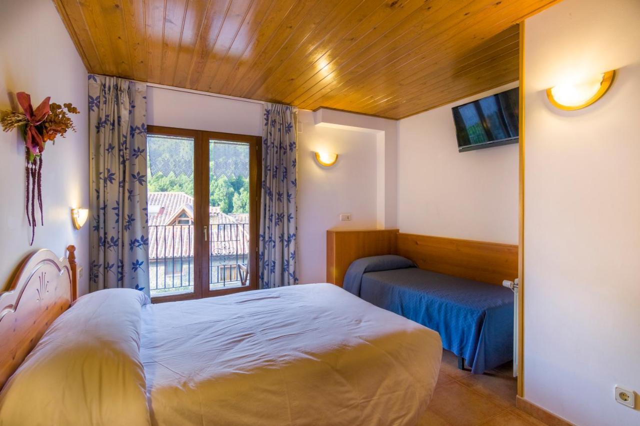 Hostal Cal Mestre Vilallonga de Ter Exteriér fotografie
